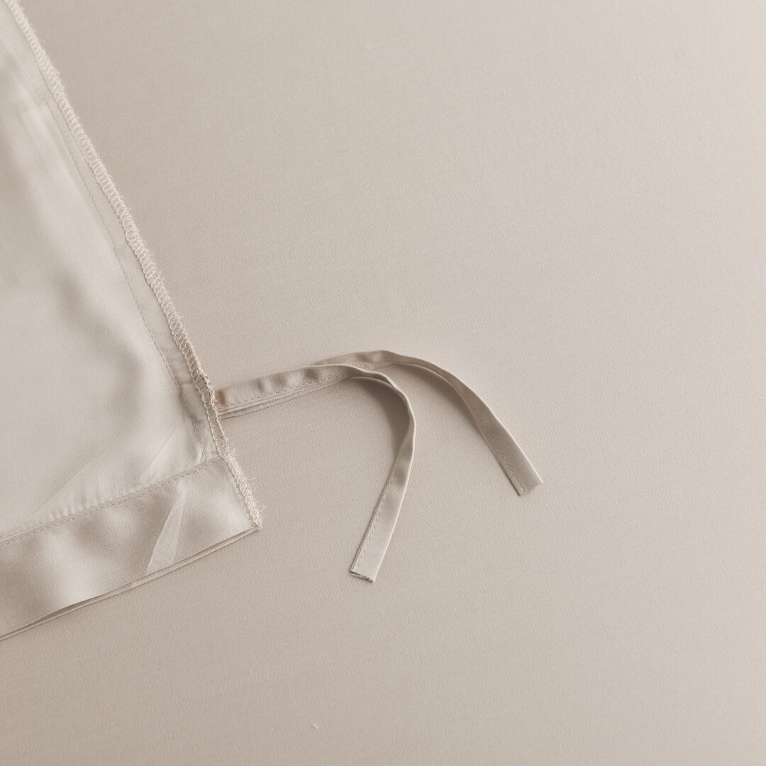 Lusjes van een dekbedovertrek in de kleur Soft Taupe om het dekbedovertrek en dekbed aan elkaar vast te maken