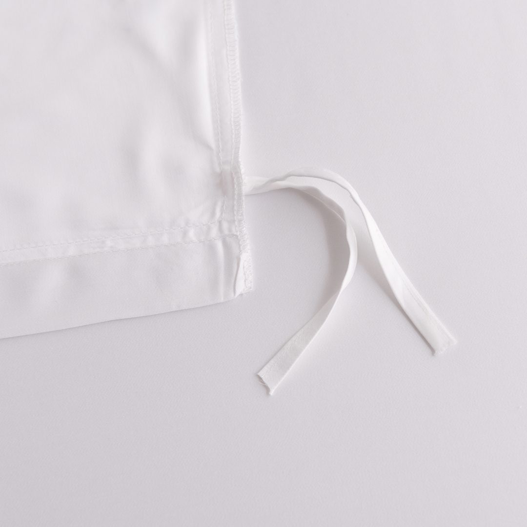 Lusjes van een dekbedovertrek in de kleur Coco White om het dekbedovertrek en dekbed aan elkaar vast te maken