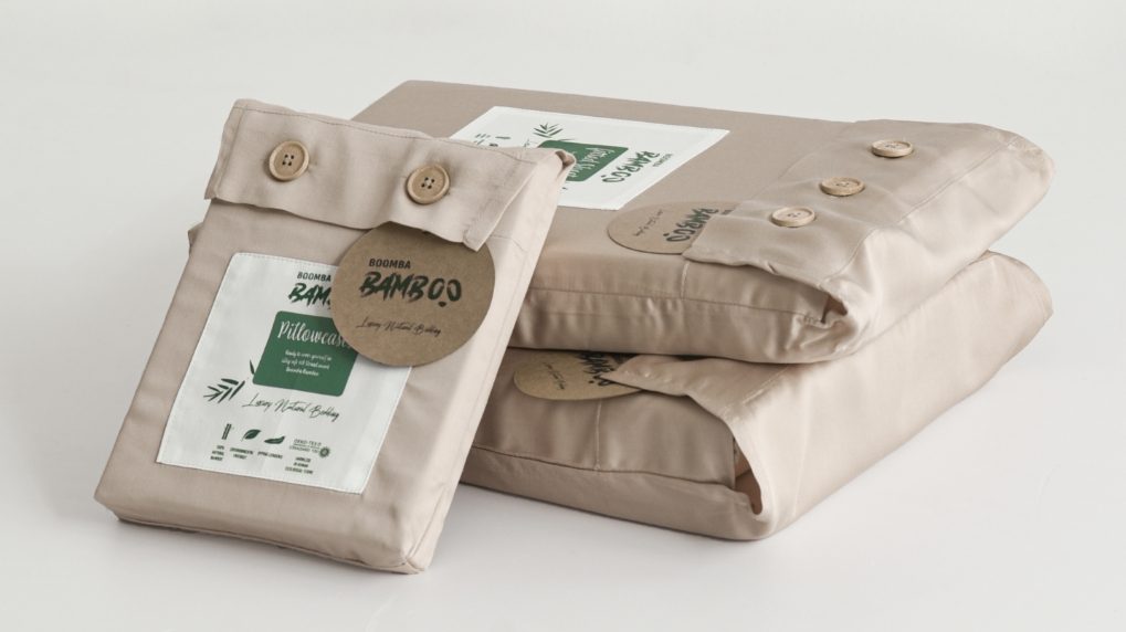 Foto van de verpakkingen van bamboe beddengoed Soft Taupe (licht bruin)