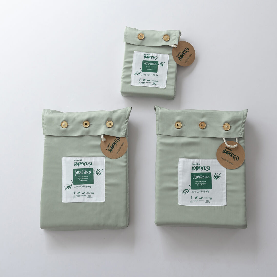 Drie verpakkingen van een complete Premium bamboe beddengoedset in de kleur Sage Green 
