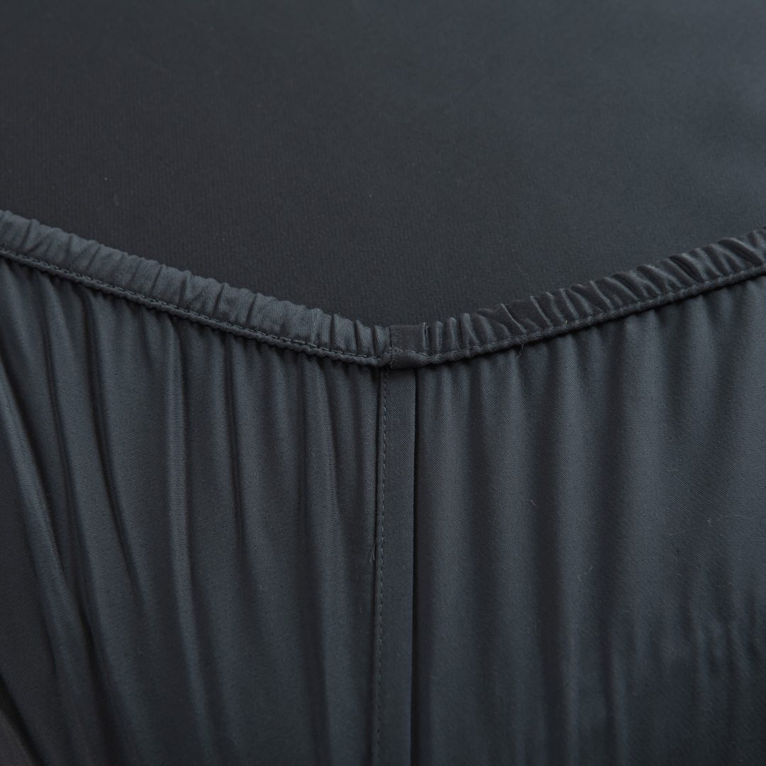 Detailfoto van een bamboe hoeslaken Space Blue (kleur donker blauw)