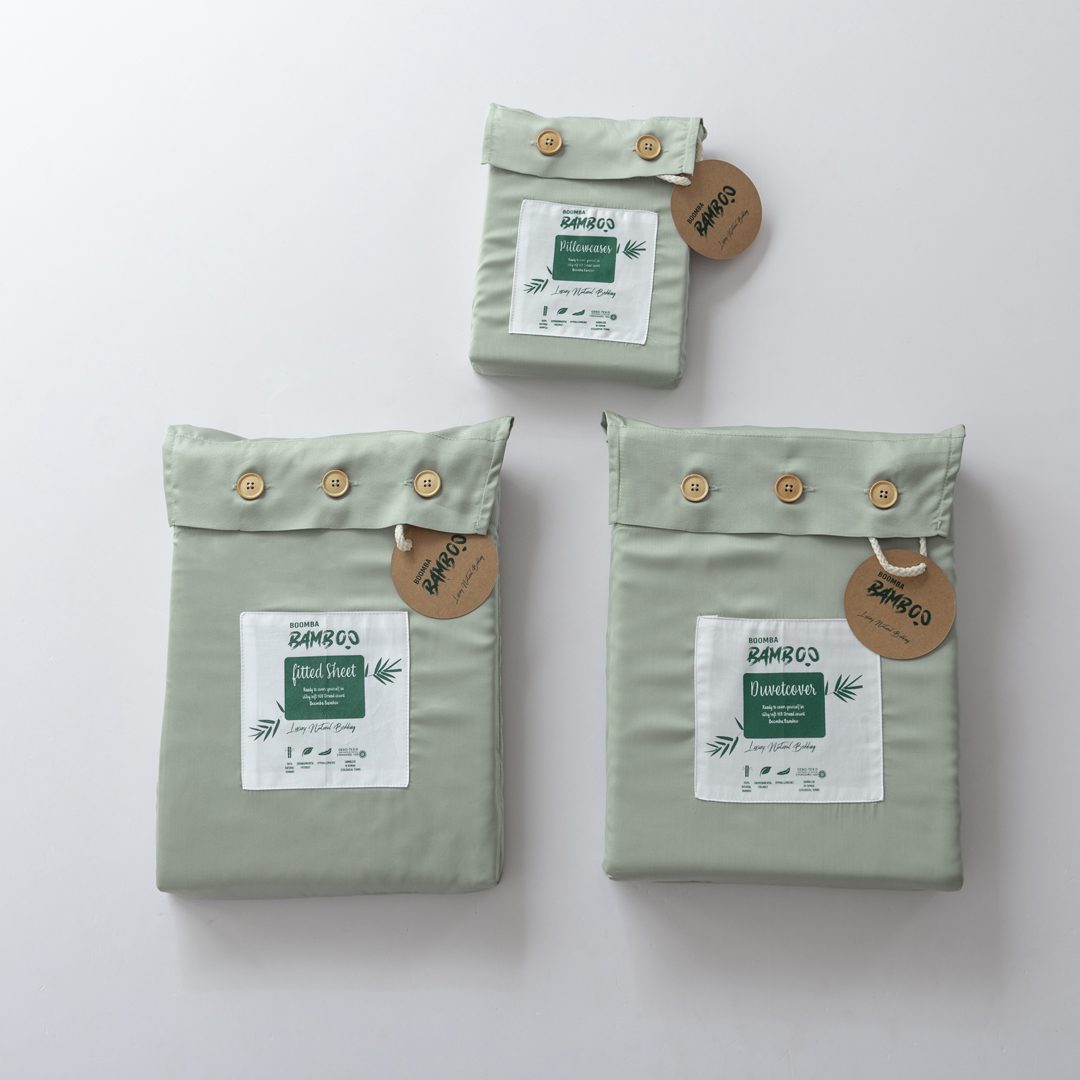 Drie verpakkingen van een complete Premium bamboe beddengoedset in de kleur Sage Green 