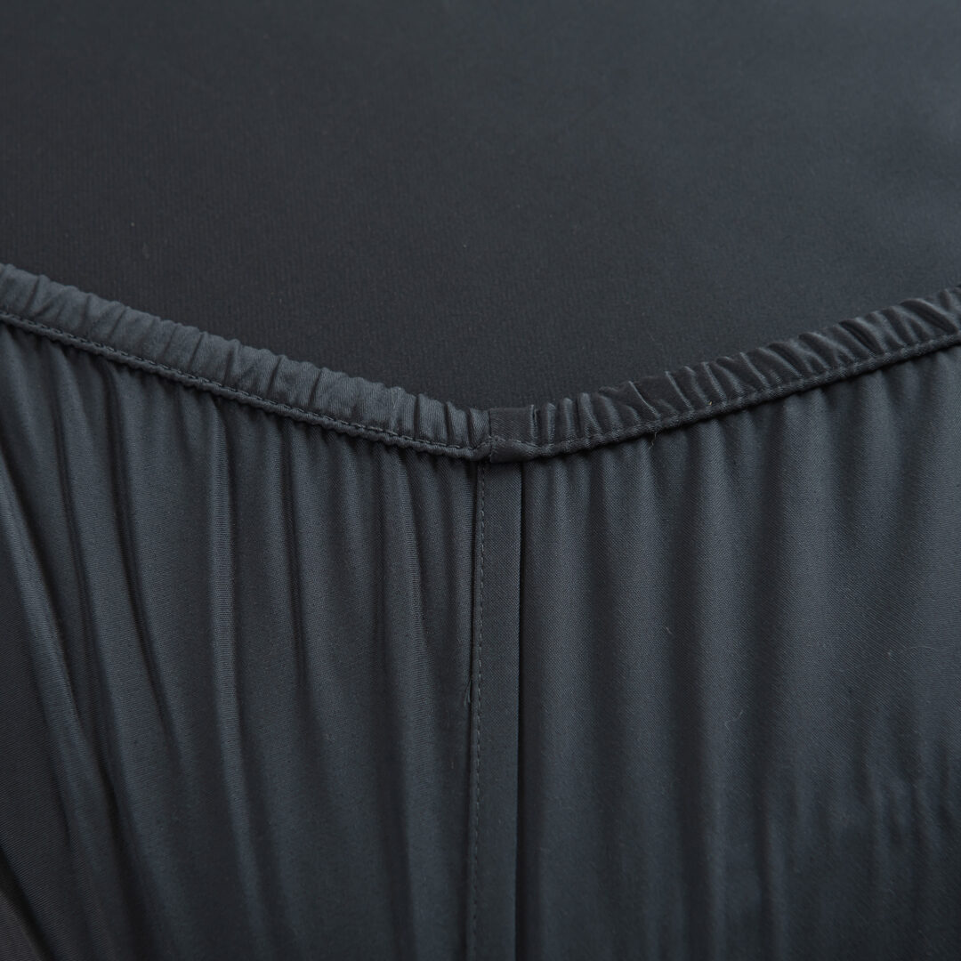 Detailfoto van een bamboe hoeslaken Space Blue (kleur donker blauw)